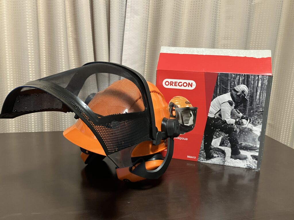 オレゴン ワイポアのチェーンソー用ヘルメット。イヤーマフとフェイスガード付きで、伐採作業中の顔・耳・頭をしっかり保護。