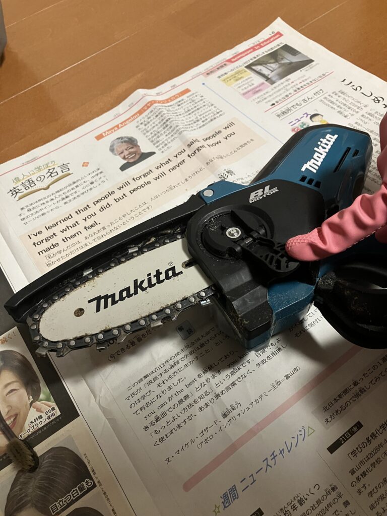 マキタ MUC101DRG 充電式ハンディチェーンソーの分解開始。