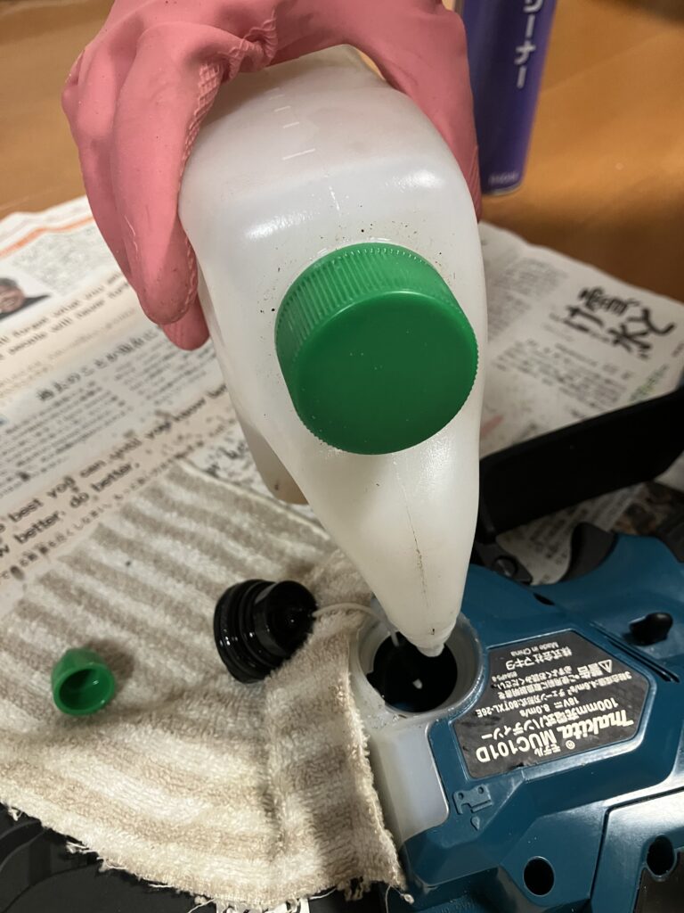 マキタ MUC101DRG にチェーンオイルを注入する手順。