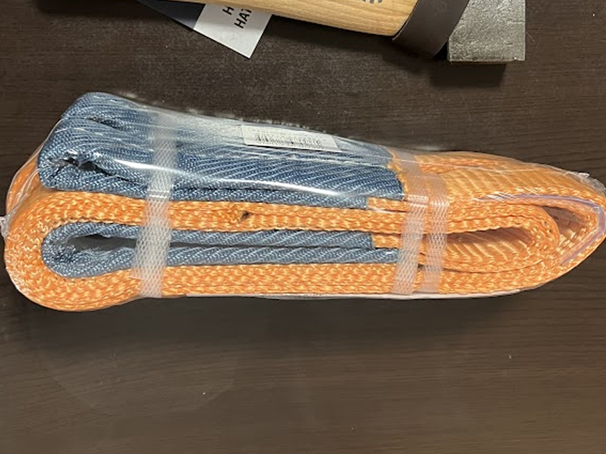 木の伐採で倒す方向をコントロールするためのロープとスリングベルトの写真。