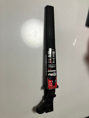 シルキーゴム太郎荒目330の高枝ノコギリ、太い枝や傾いた木の伐採に最適な長さと切れ味の写真。