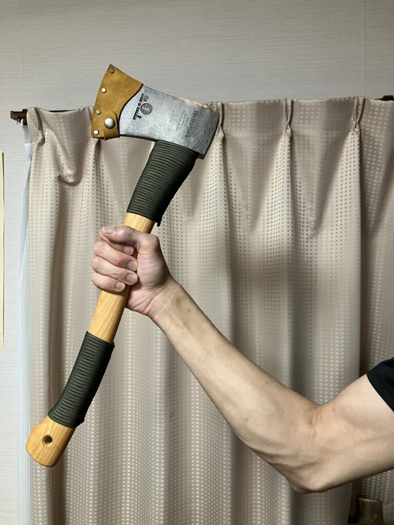 手に持ったハルタホース オールラウンドプラスの斧