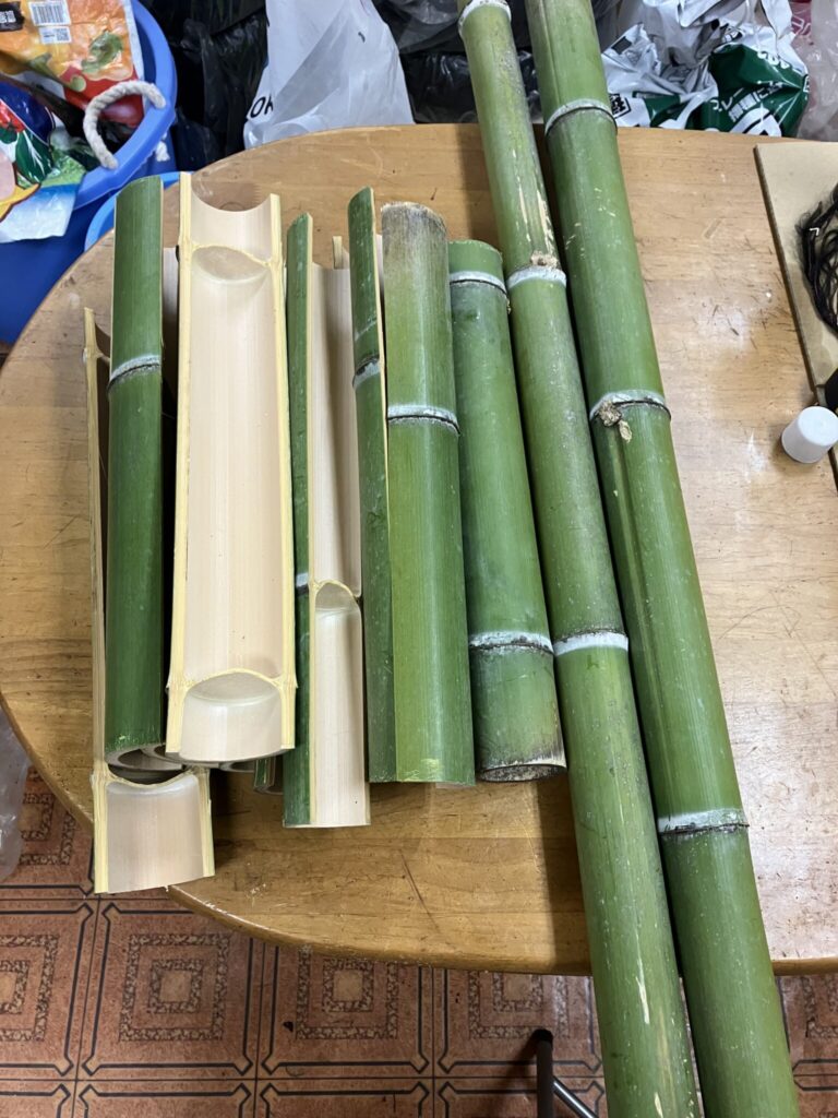 背負子(しょいこ)作りのため加工が完了した竹材を工程別に並べた状態