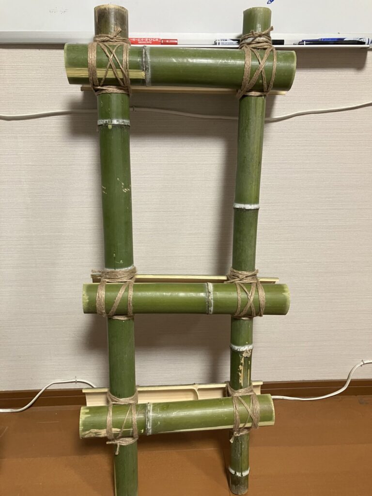 竹だけで組み上げた背負子(しょいこ)のベース骨組み部分