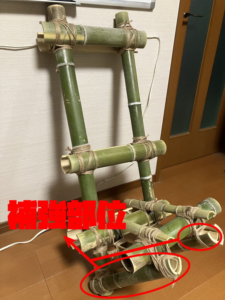 背負子(しょいこ)のベースと荷台を組み合わせた組立途中の状態