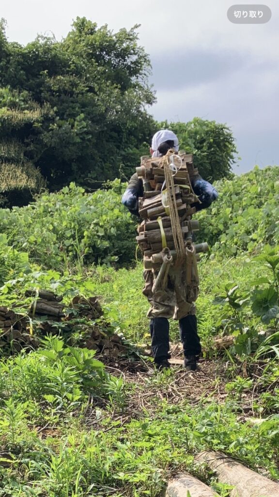 完成した竹製背負子(しょいこ)を実際に背負って使用している様子