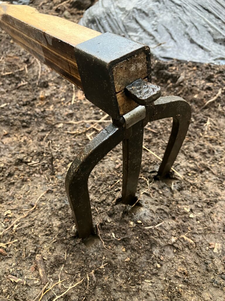 畑の土起こしで掘り起こした土をほぐすために使う3本鍬の先端部分