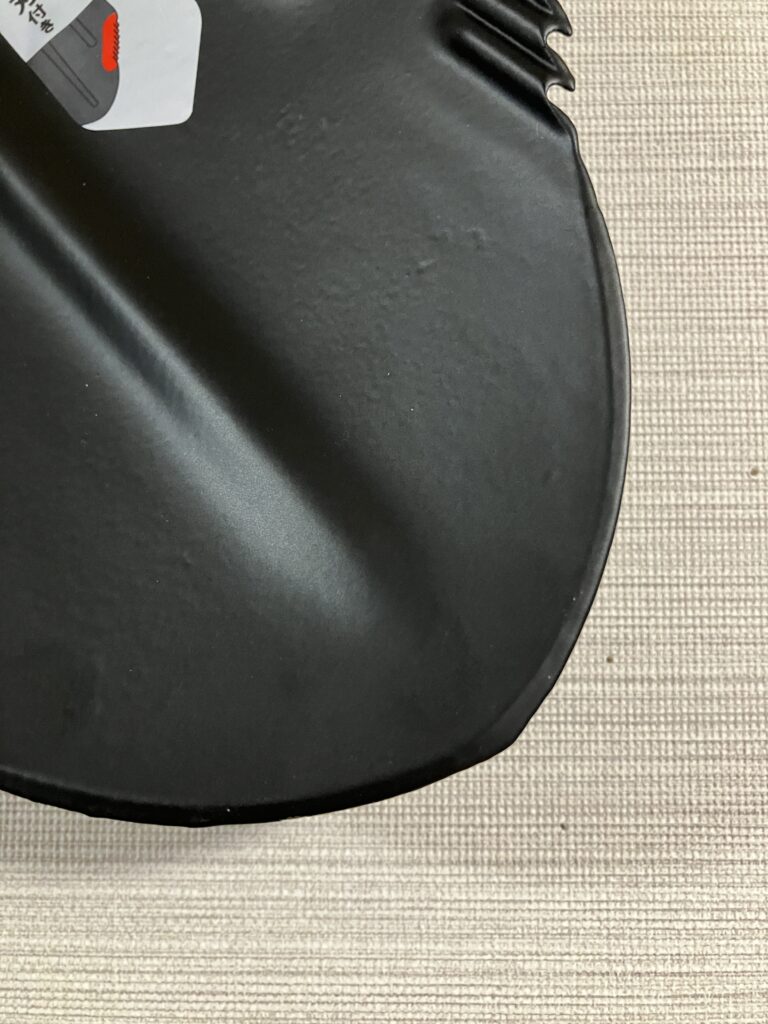畑の固い土や根を掘り起こすのに適した土起こしシャベルの鋭利な先端部分