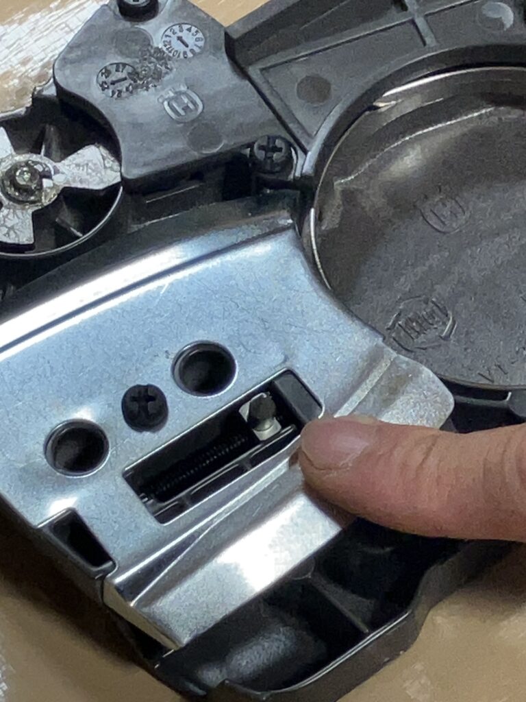 ハスクバーナ135MarkⅡのチェーンソーカバー裏側。
