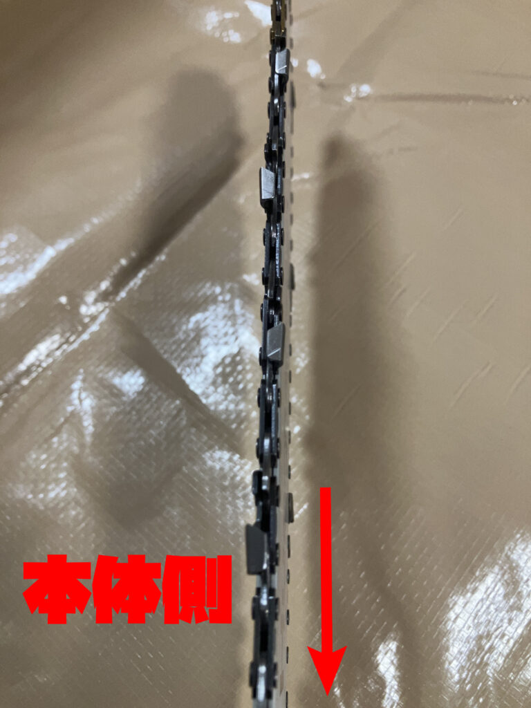 ハスクバーナ135MarkⅡのガイドバー上で、チェーンの切削歯の向きが前方を向いているか確認している様子。