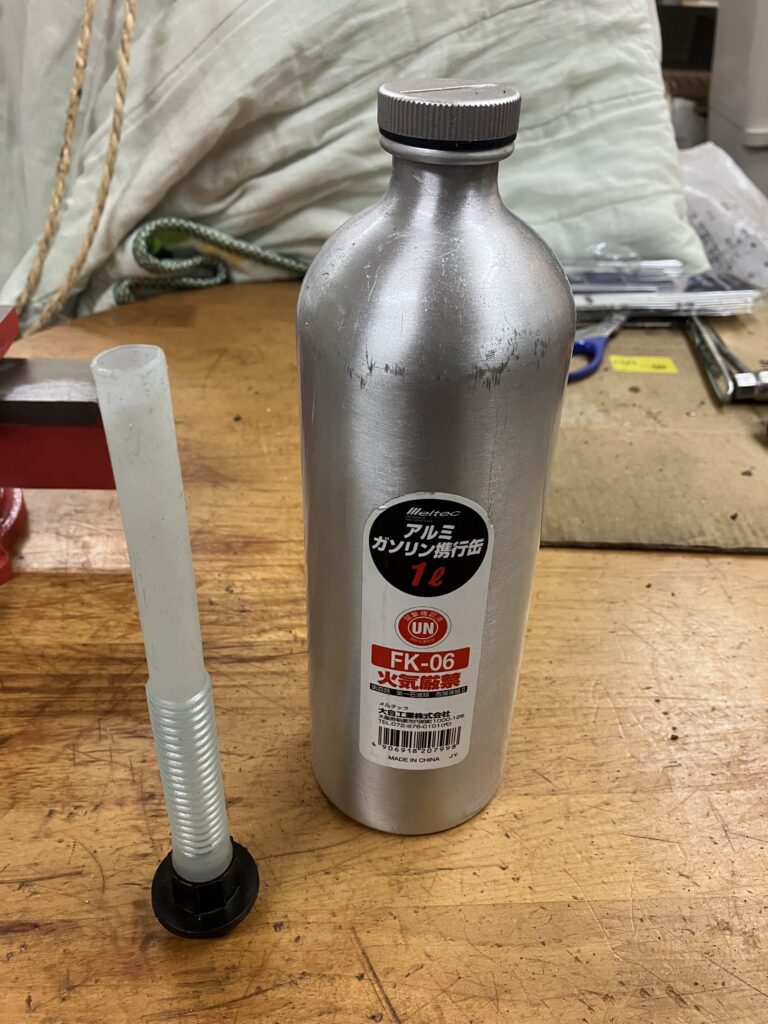 ハスクバーナ135MarkⅡで使用している混合油を入れた携行缶の写真。燃料の保存と持ち運びに使用。