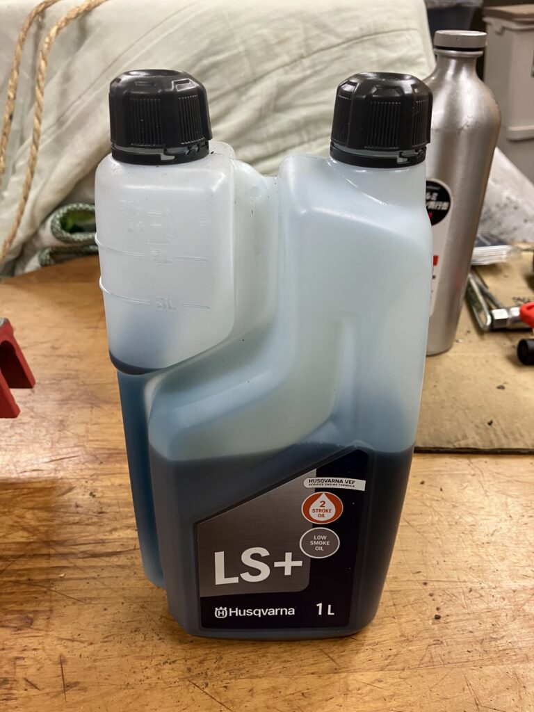 ハスクバーナ135MarkⅡで使用しているハスクバーナ純正エンジンオイルの写真。エンジン内部の潤滑と焼き付き防止に使用