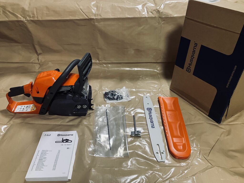 ハスクバーナ135MarkⅡの梱包内容一覧。ガイドバー、チェーン、カバー、レンチなどチェーンソー組み立てに必要な道具が揃っている。