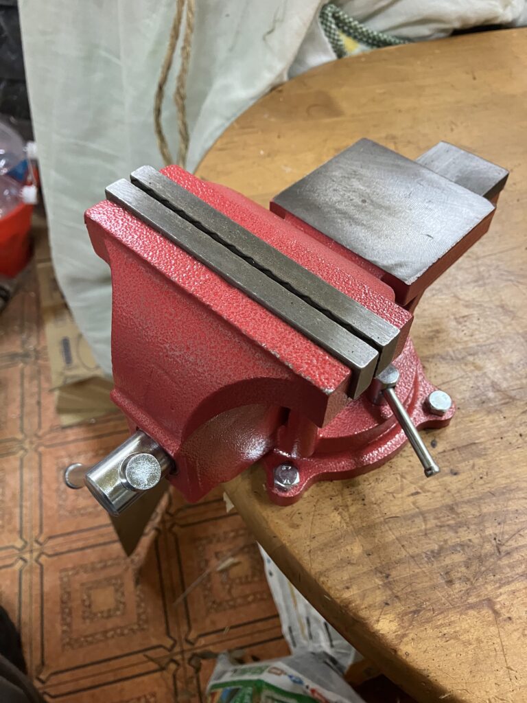 ノコギリを研ぐ際に使用する作業用クランプ。刃をしっかり固定して安定した研ぎ作業を行う。