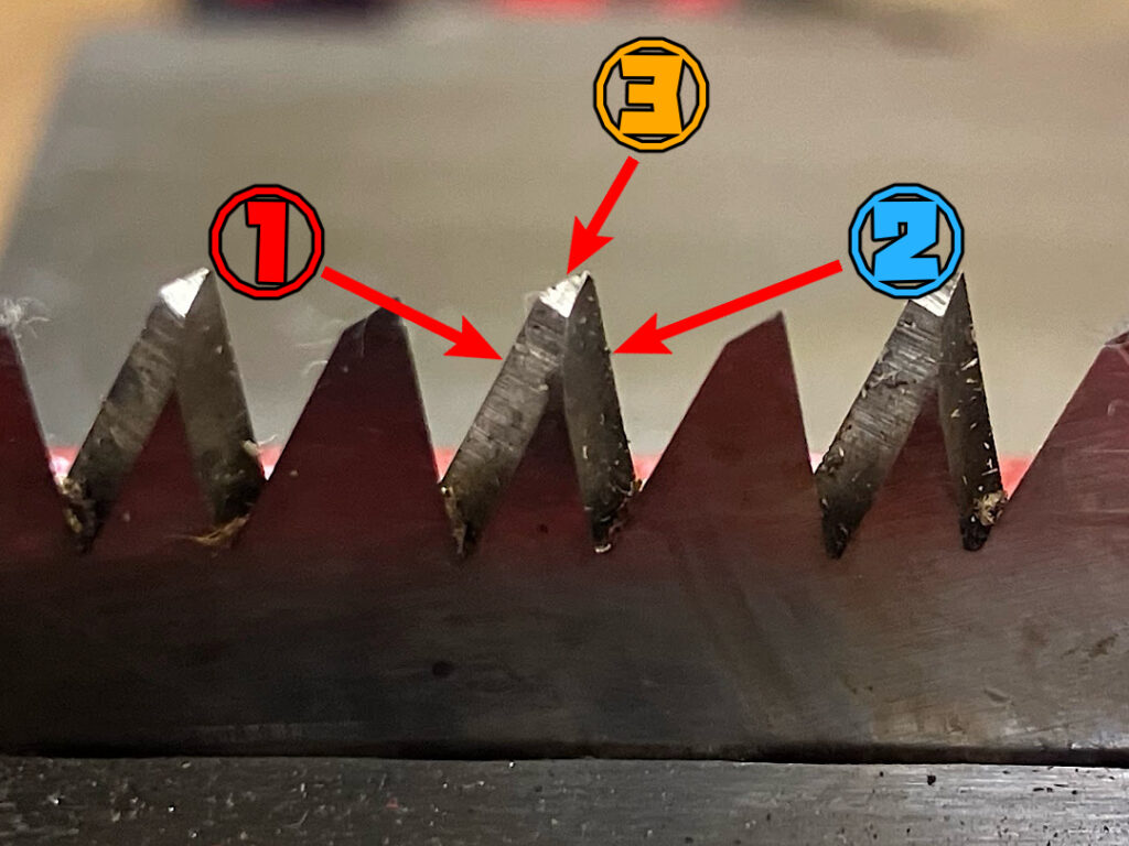 ノコギリ刃の研ぐ位置を示した写真。両端と上刃の3箇所を研ぐのが基本。