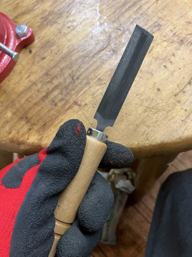 ノコギリの目立てに使う両刃ヤスリ。細かい刃の間にも入る薄型タイプ。