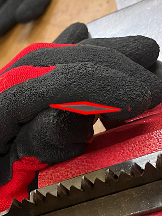 両刃ヤスリの形状。刃物のように尖ったエッジがあり、ノコ刃の隙間に入りやすい設計。