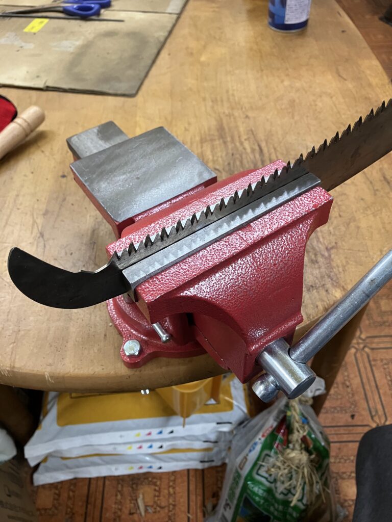 クランプに固定したシルキー・ハヤウチ4段のノコギリ刃。目立て作業前の準備の様子。