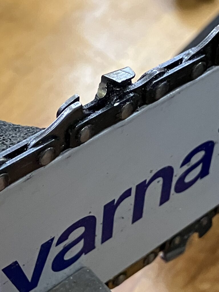 ハスクバーナ135MarkⅡのチェーンソー刃のアップ写真。目立て前の状態を説明している。