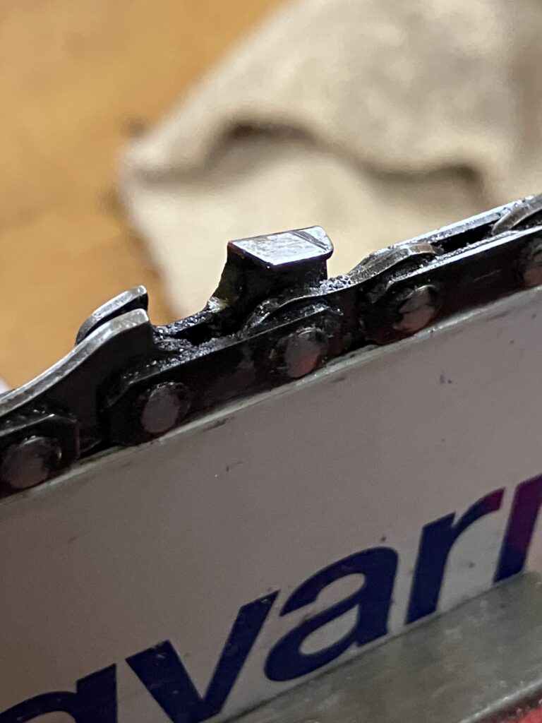 目立て前のチェーンソー刃。黒く塗られた部分が残っており、まだ研げていない状態。