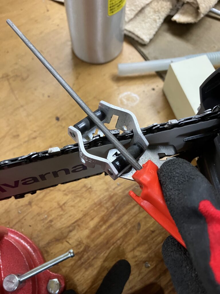 目立てキット付属の棒ヤスリに持ち手を取り付けている様子。