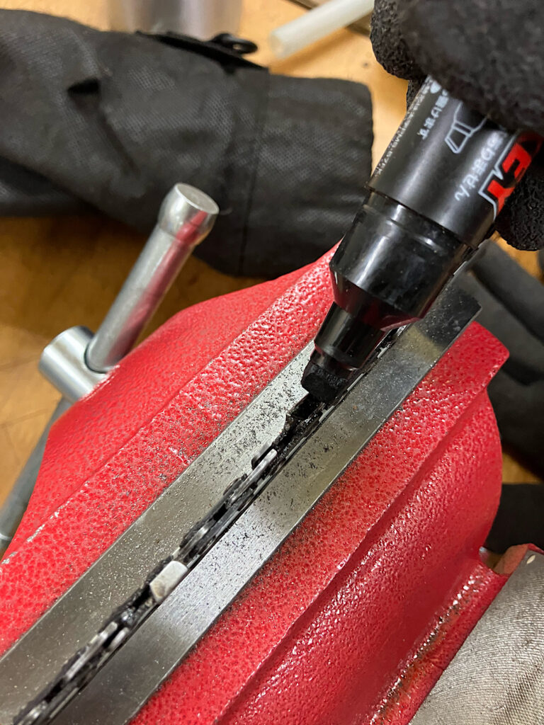 油性マジックでチェーンソー刃の目立てスタート位置をマーキングしている様子。