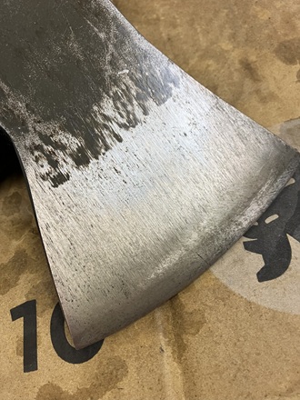 ラストリムーバーとKURE 5-56で錆を落とし、輝きを取り戻した斧のアフター写真。