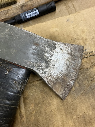 錆が全体に広がっている斧のビフォー写真。錆び取り前の状態。