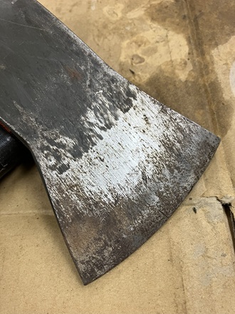 パーツクリーナーで清掃後、汚れが取れて綺麗になった斧の刃の写真。