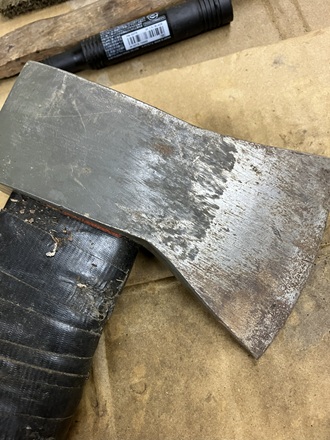 錆びた斧の刃先。錆び取り作業前の状態を撮影した写真。