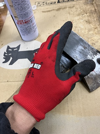 ラストリムーバー使用前に手袋を装着し、安全対策をしている様子。