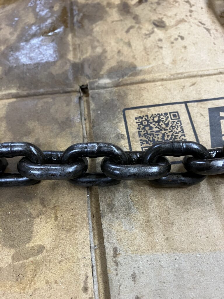 レバーホイストのチェーン錆び取り後の状態。ラストリムーバーとKURE 5-56で錆が取れて滑らかになった。
