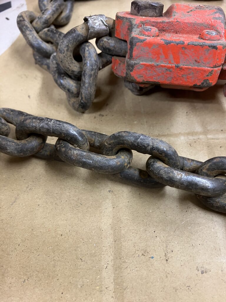 レバーホイストの錆び取り前のチェーン。赤錆が広がり動きが悪くなった状態の写真。
