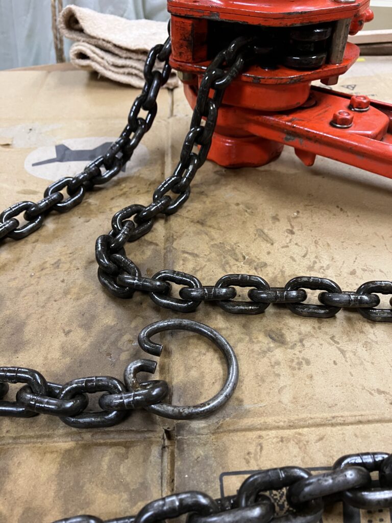 錆び取りとメンテナンスを終えて綺麗に仕上がったレバーホイストのチェーンと本体の写真