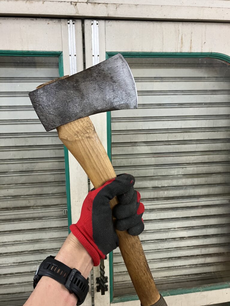 刃こぼれの修理と研ぎが完了し、刃が復活した斧の全体写真。