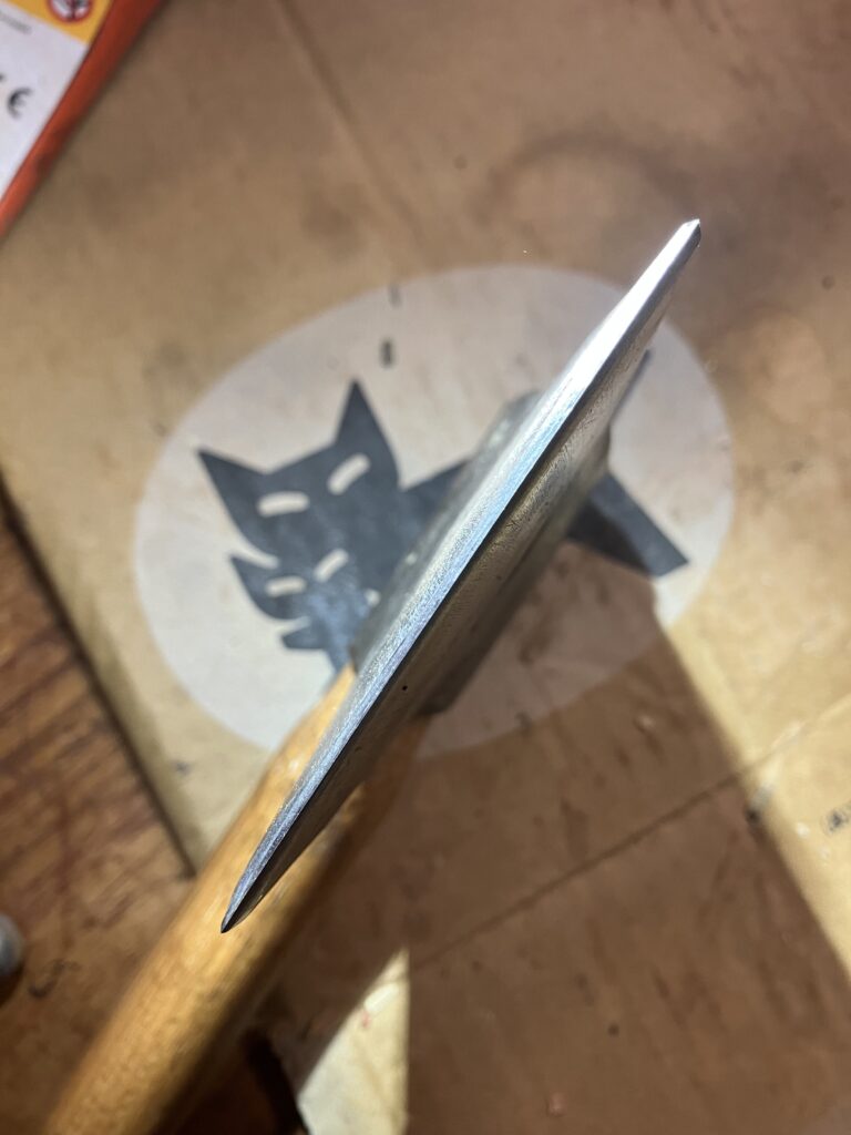 刃こぼれを修理して刃先が整った斧の写真。ヤスリと砥石でメンテナンスした後の状態。