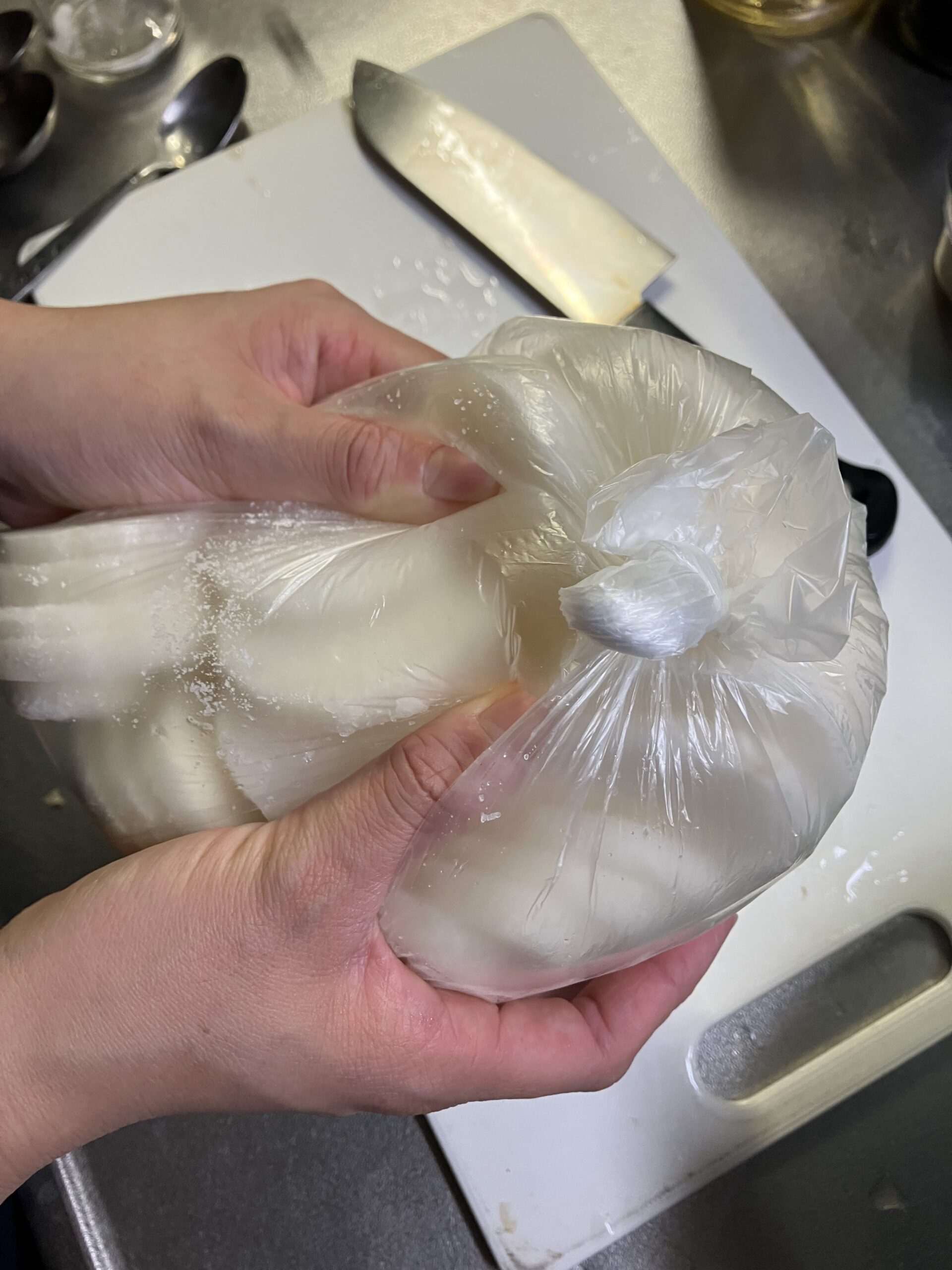 大根の水分を出すために塩揉みしている様子