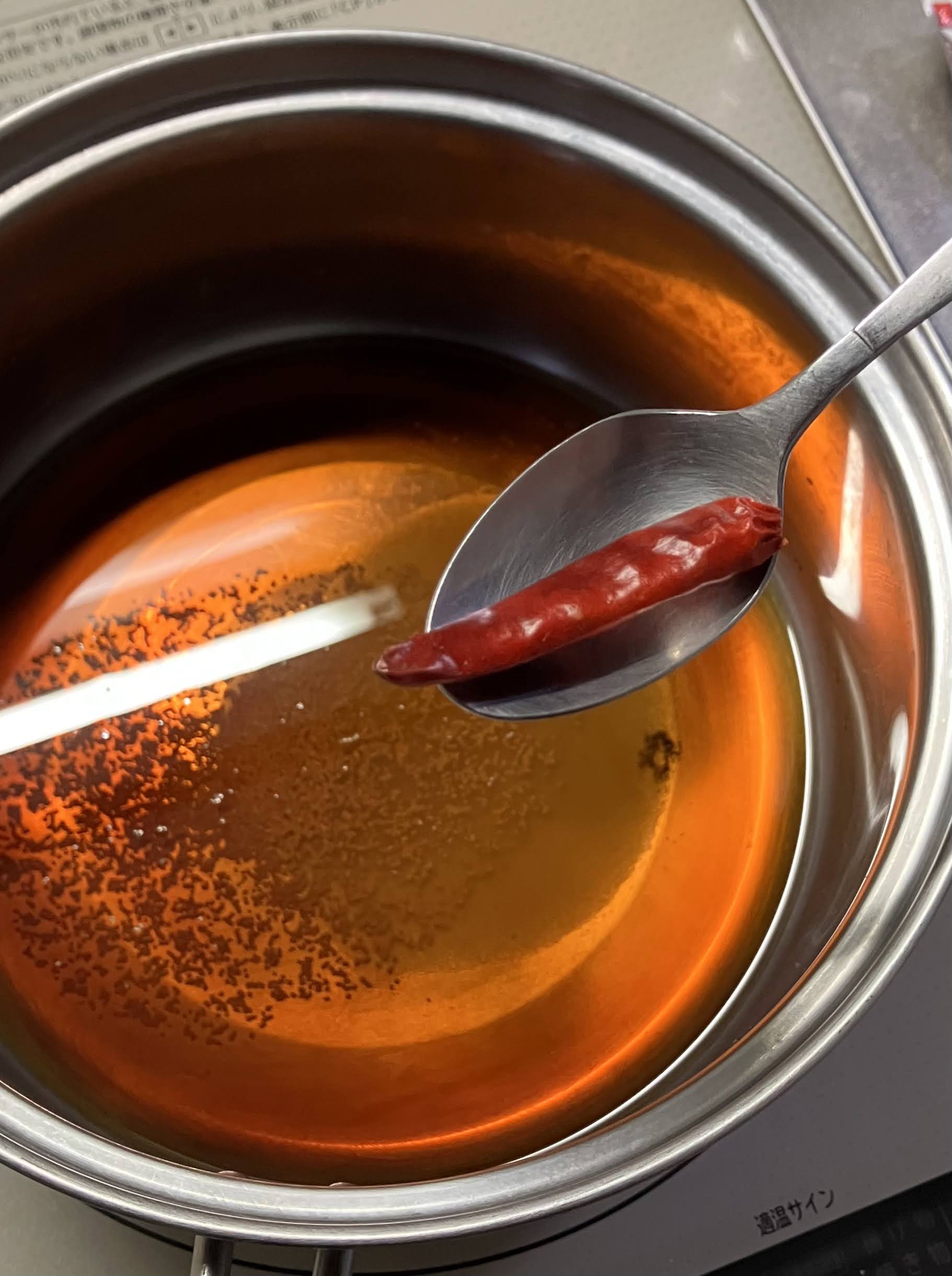 醤油、みりん、砂糖などを鍋に入れて大根の甘辛醤油ダレを作る工程