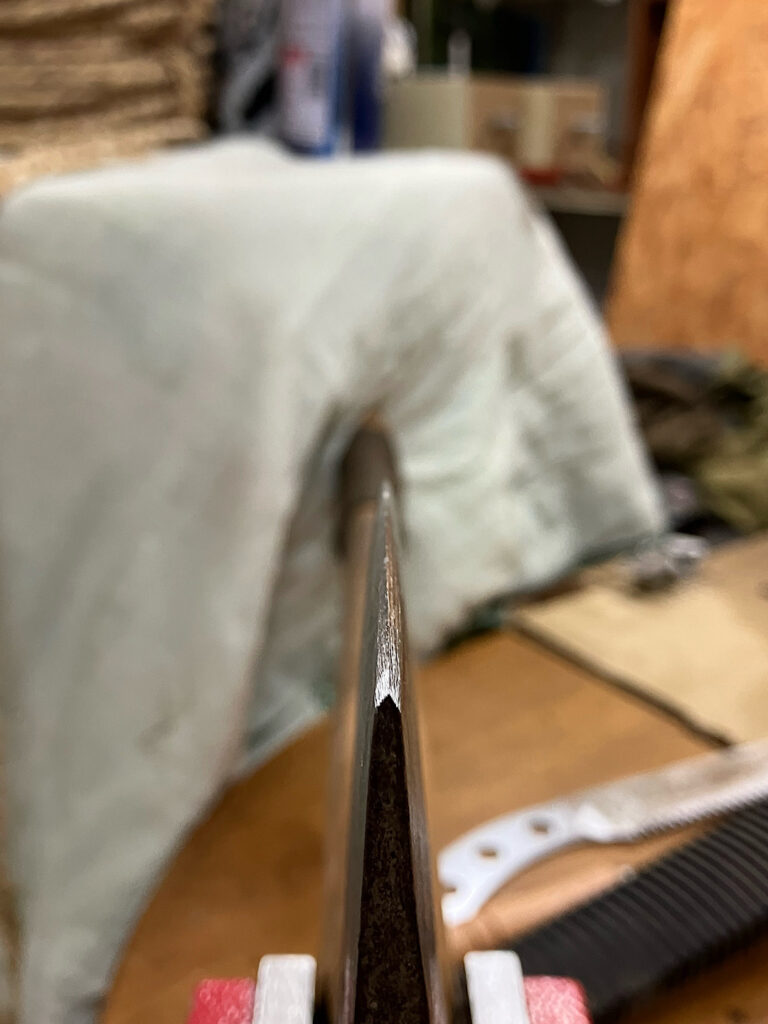 荒目ヤスリで刃こぼれ跡がなくなった斧の修理後の刃先