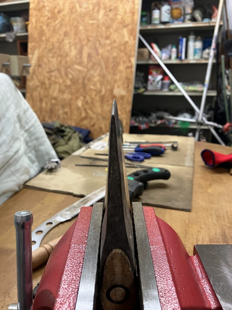 修理前の刃こぼれが大きい斧の刃先の状態