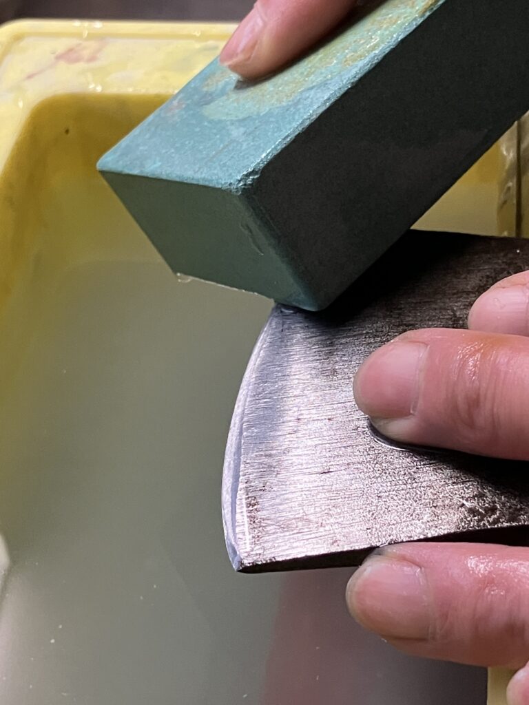 研ぎ作業で斧の刃に塗ったマジックが消え、均一に研げている状態の写真。