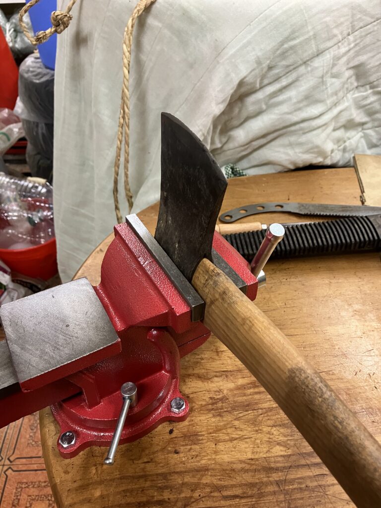 斧を修理するためにバイスでしっかり固定している様子