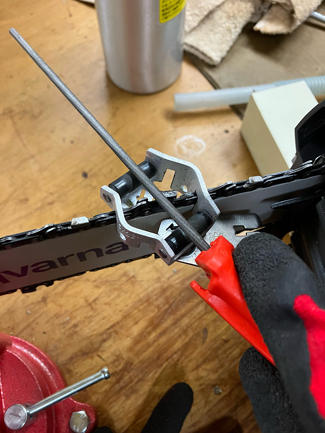 ハスクバーナ純正の目立てキットを使ってチェーンソーの刃を研いでいる様子