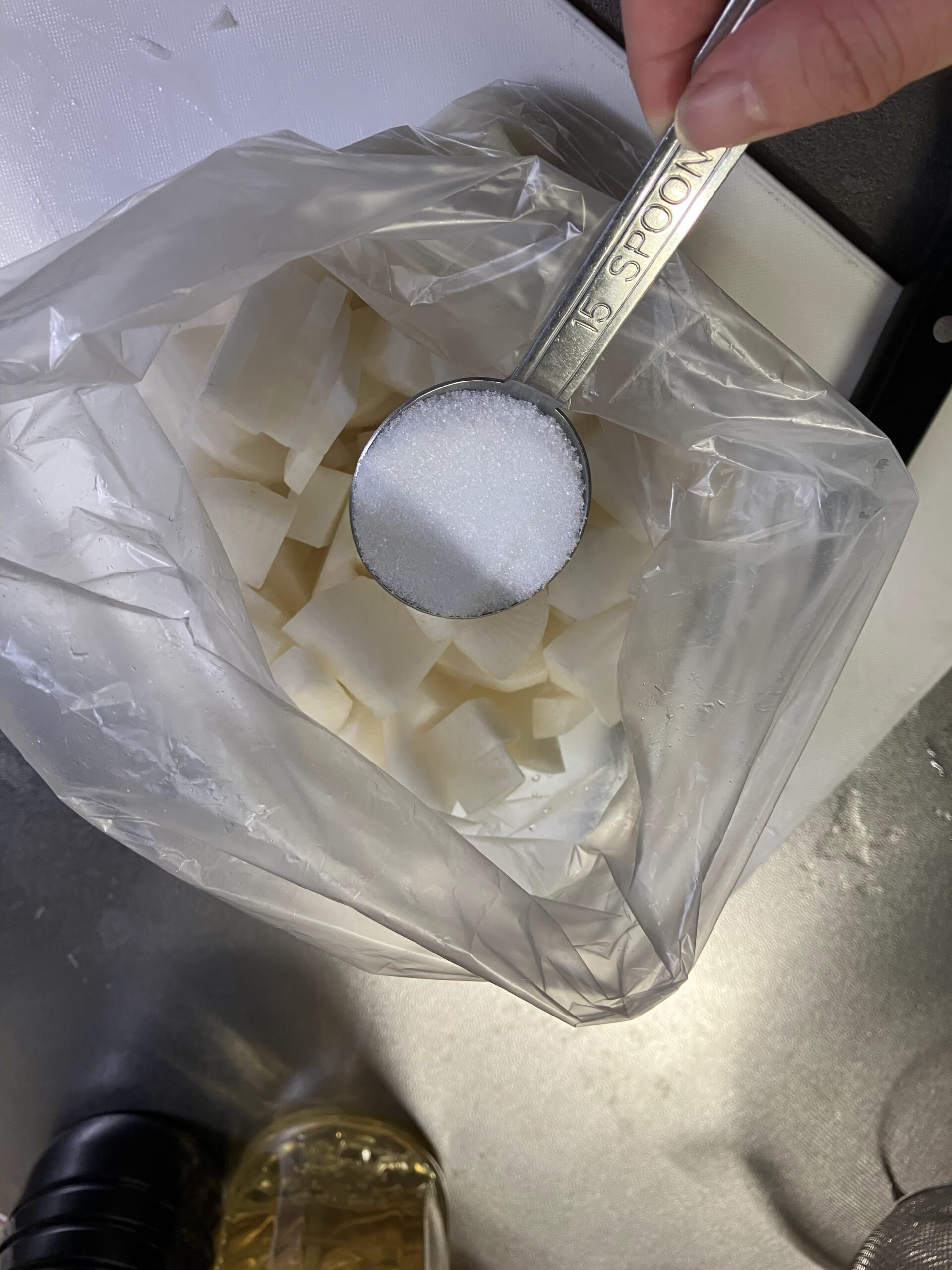 切った大根に塩大さじ1を加えて下準備している様子