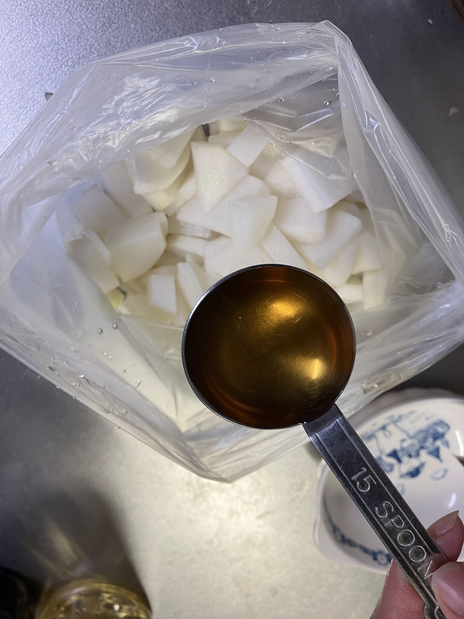 塩揉みした大根に白だしを加えて漬け込む工程