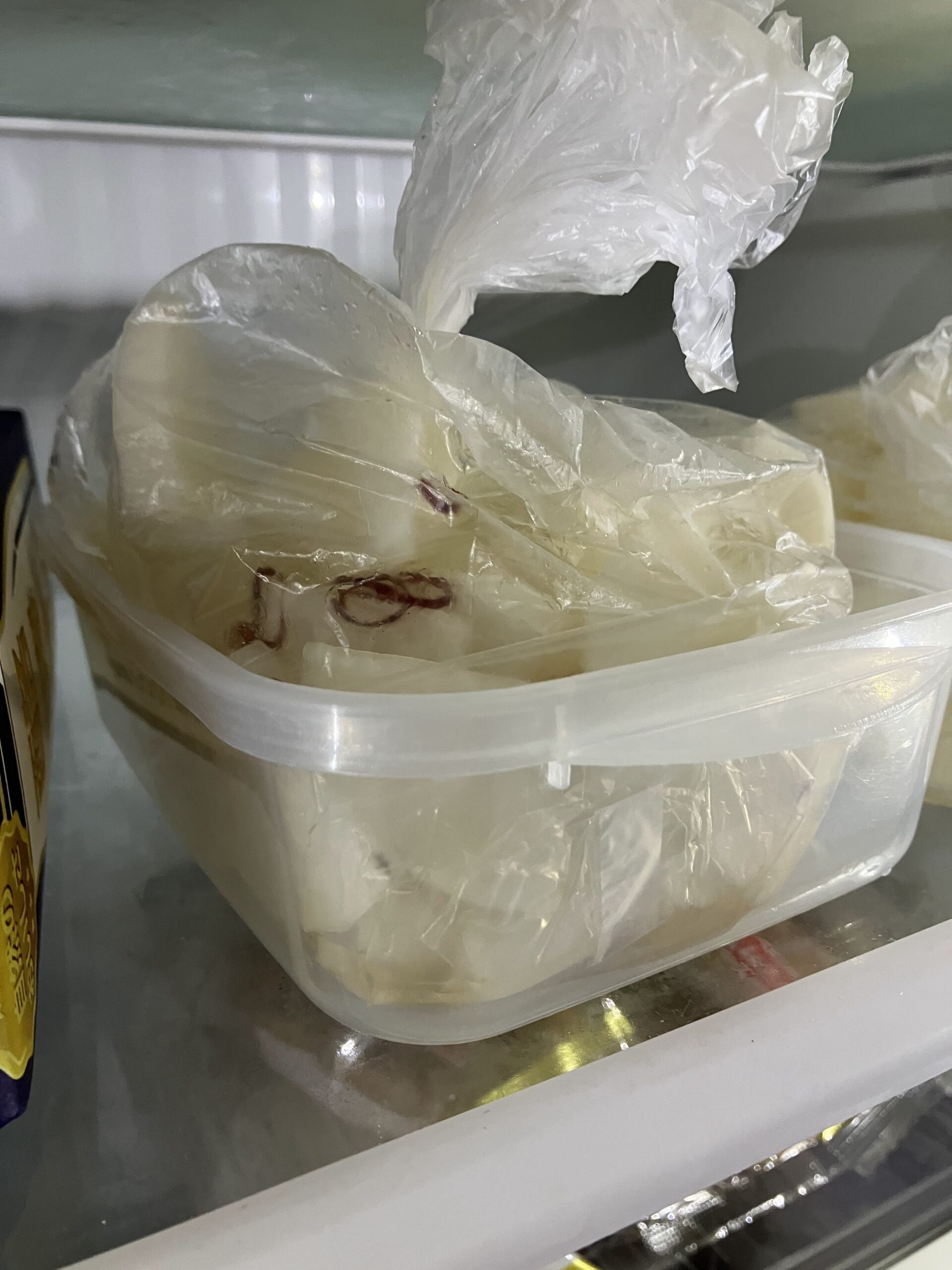 完成した大根の白だし漬けを冷蔵庫で寝かせている様子