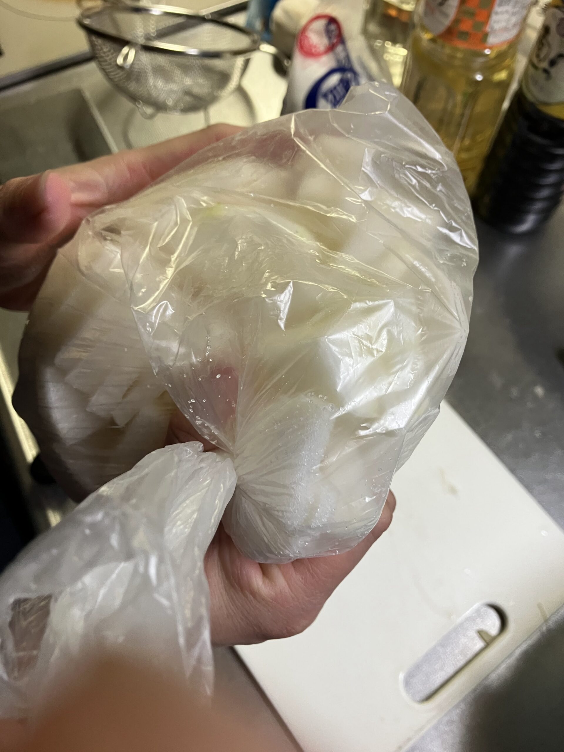 白だし漬け用に大根を塩揉みして水分を出している工程