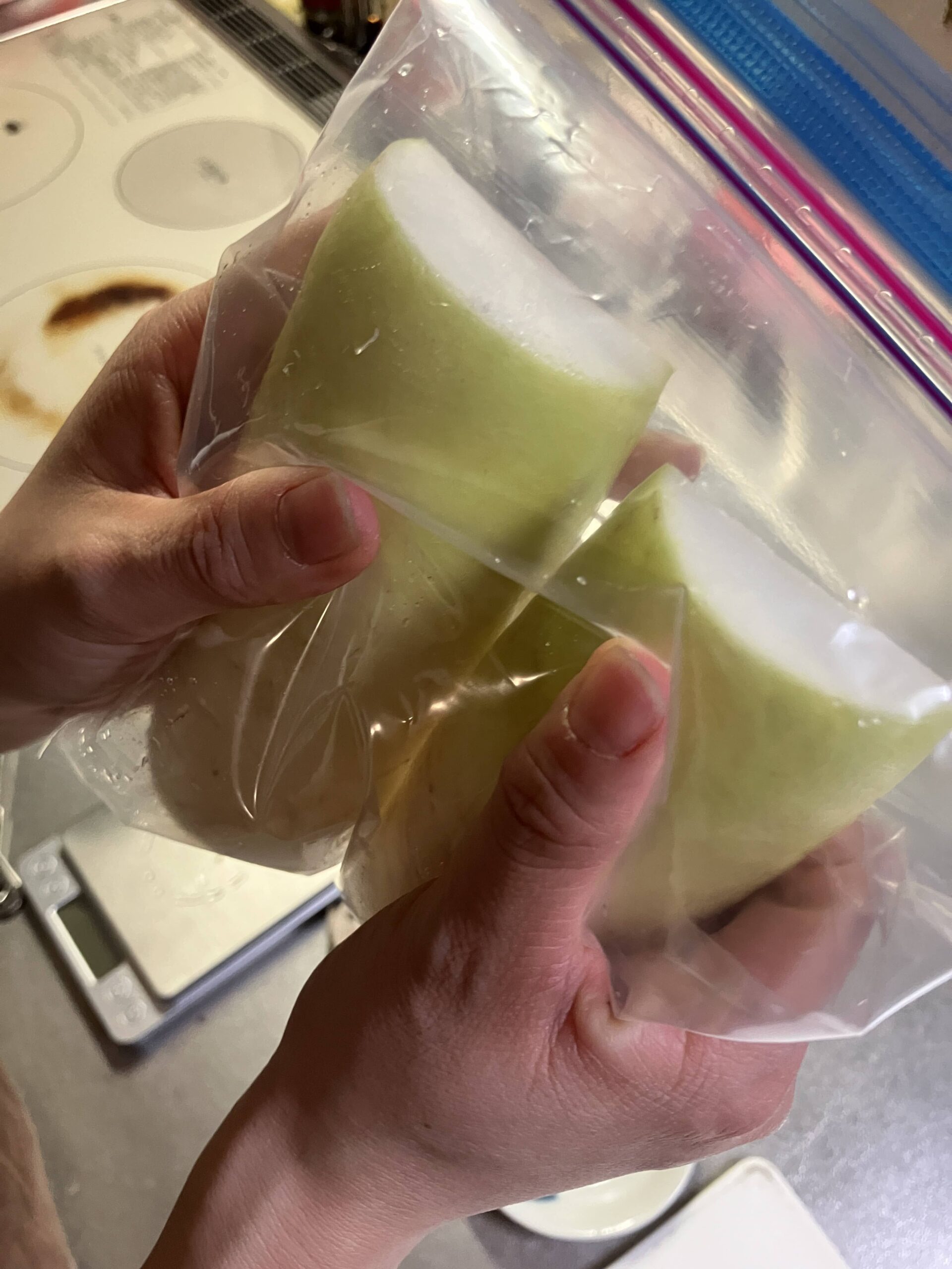 ジップロックの中で大根を塩揉みして水分を出している工程
