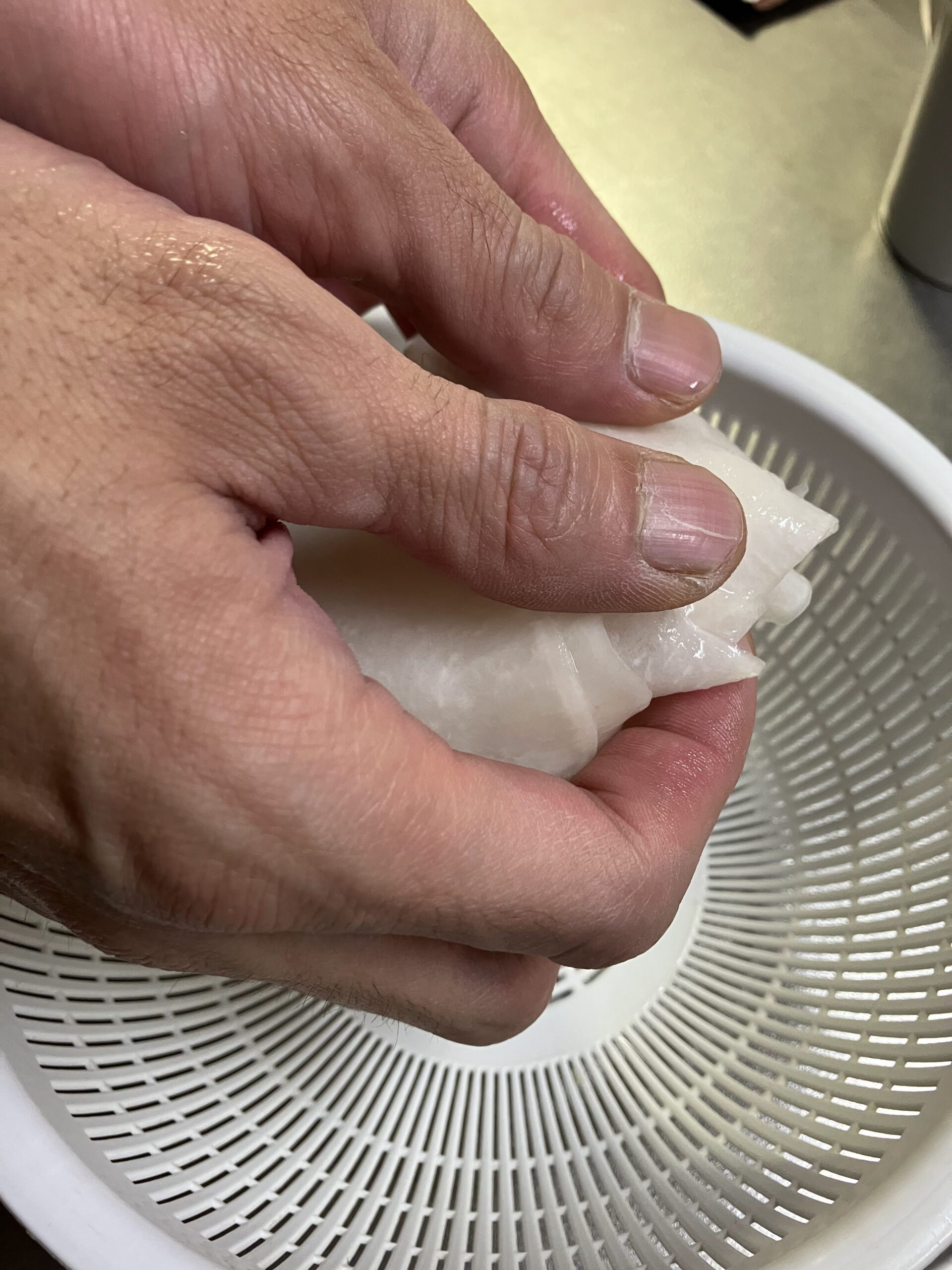 塩漬け後のカブを軽く絞って余分な水分を切っている工程
