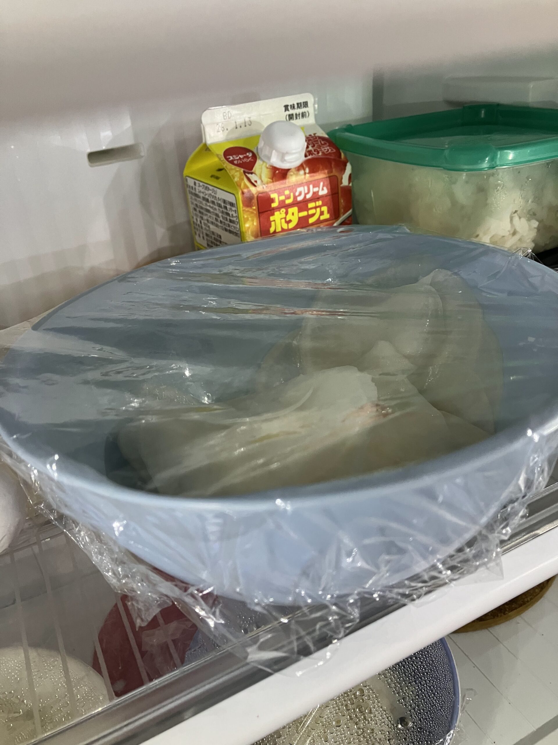 塩で下漬けしたカブを冷蔵庫で寝かせて水分を抜いている様子
